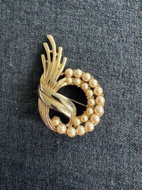 Vintage Gold Pearl Circle Brooch - Women Jewelry